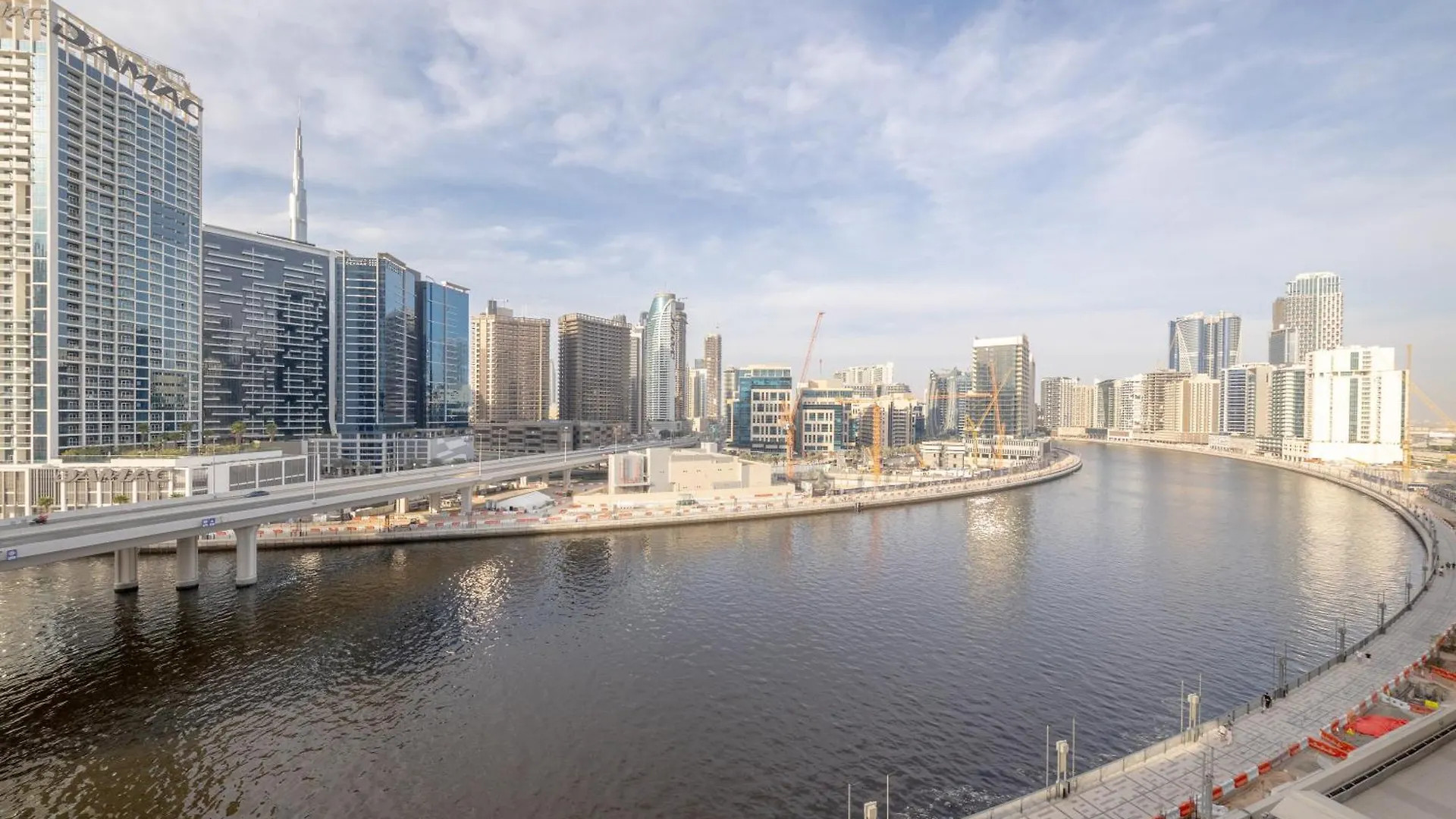 Apartment Canal View, Partial Burj Khalifa View, Brand New Dubai